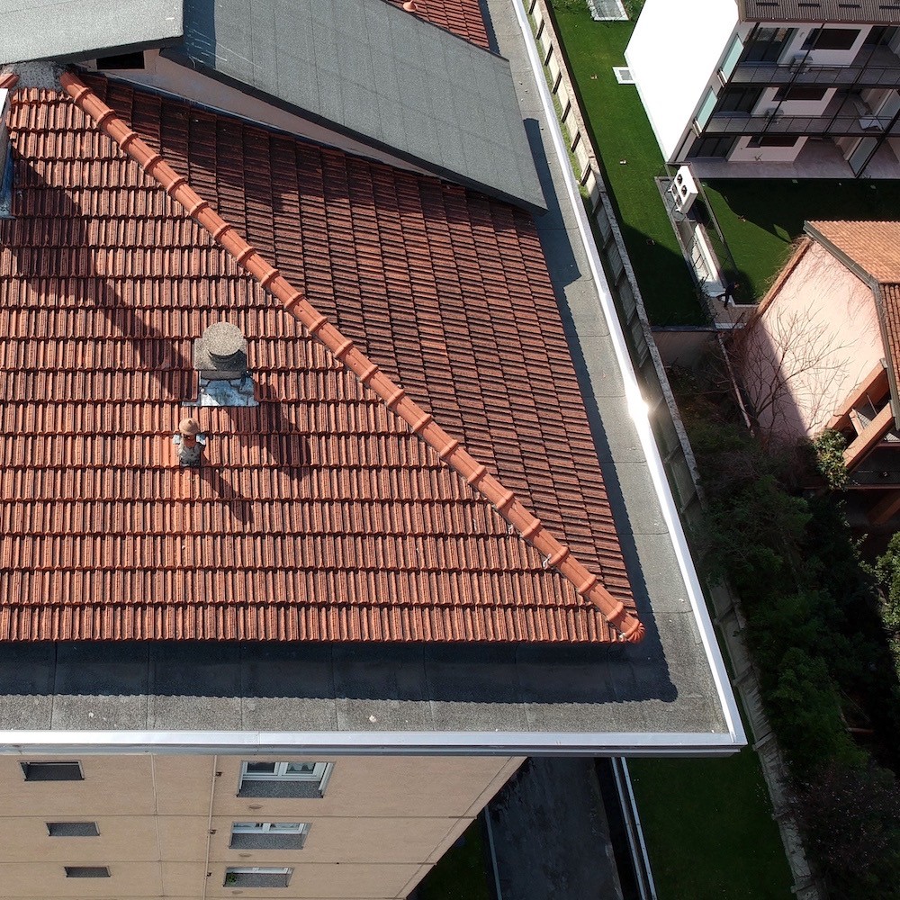 Controllo Semestrale delle Tegole del Tetto Condominiale con Drone (Milano)