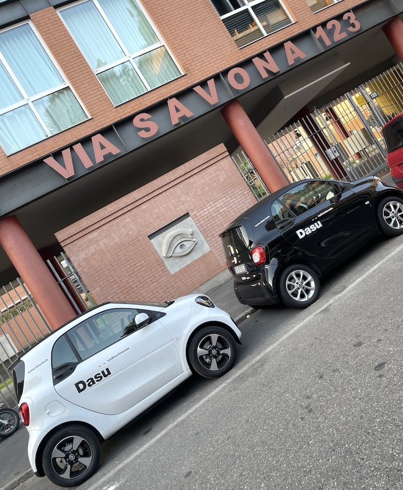 Le 2 DasùMobile sotto l'Ufficio (Milano - Via Savona, 123)
