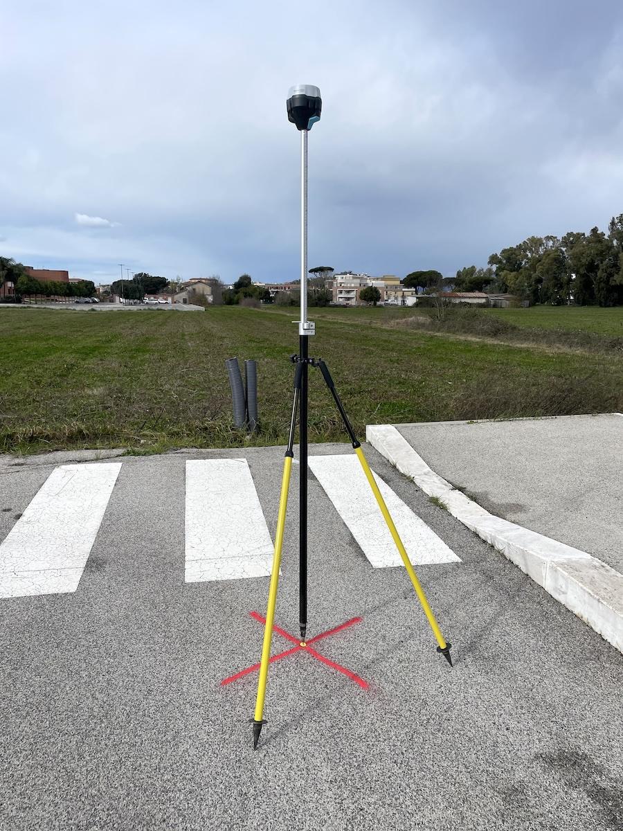 Rilievo topografico con drone di un centro abitato: mappa e ortomosaico georeferenziato