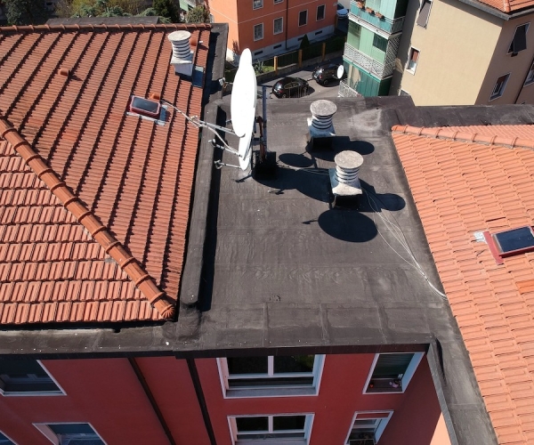 Ispezione Aerea con Drone del Tetto del Condominio (Milano)