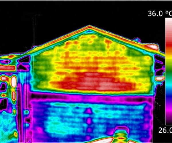 Analisi Termografica dei ponti termici degli edifici, per esempio di questo condominio, con Drone